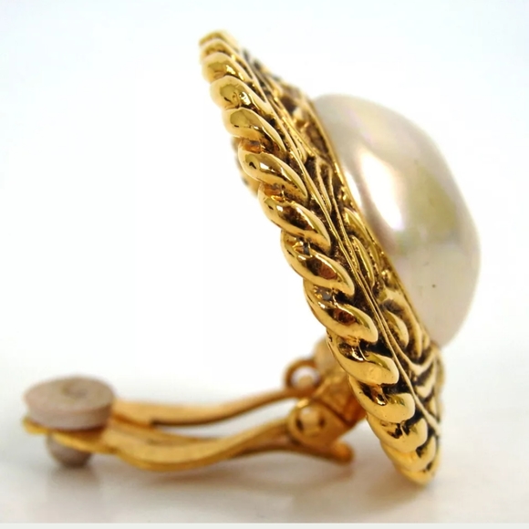 AUTHENTIC CHANEL2329  PEARL ROUND VINTAGE EARRING - Picture 3 of 8
